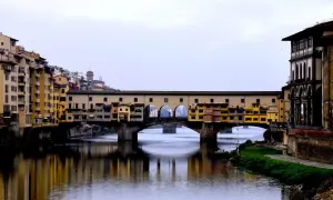 Il famoso ponte di Firenze, Ponte Vecchio, con le sue botteghe colorate che si specchiano sull'Arno.