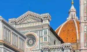 La cupola del Brunelleschi e la facciata del Duomo di Firenze, tra i più bei posti da visitare a Firenze.