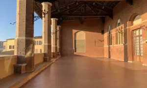 La loggia dei Nove a Siena, con le sue colonne in cotto e il tetto a capriate, baciata dalla luce dorata del tramonto.
