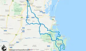 Mappa di un tour in moto nel Delta del Po, con itinerario blu che parte da Padova e attraversa la laguna e le isole.