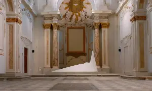 Installazione moderna in un ambiente storico, tra i musei di Livorno. Una scultura bianca a forma di onda domina la scena.