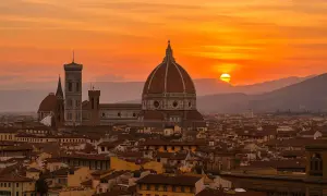 Un magico sonnenuntergang florenz illumina il Duomo e i tetti della città, creando un'atmosfera incantevole.