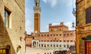 Piazza del Campo a Siena, con la Torre del Mangia e il Palazzo Pubblico, tra i più famosi monumenti italiani.