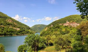 Villaggio tra colline verdi e lago, ideale per escursioni apuane facili.