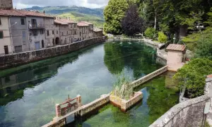 La peschiera di Santa Fiora, con le sue acque cristalline e gli edifici storici, incanta con la sua bellezza.