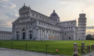 La piazza del Duomo di Pisa, con la sua cattedrale e la Torre Pendente, è uno dei più celebri monumenti della Toscana.
