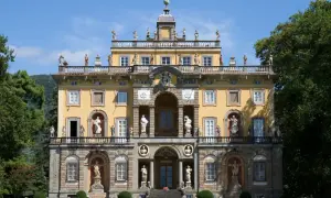 Magnifica villa lucchese con statue e un giardino curato, un esempio di architettura rinascimentale.
