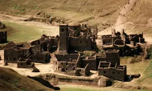 Rovine di un borgo antico emergono dal letto prosciugato del lago di Vagli, testimoni di un passato sommerso.