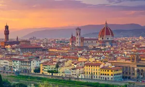 Un tramonto magico su Firenze, ideale per chi vuole visiter Florence. La cupola del Duomo domina la città.