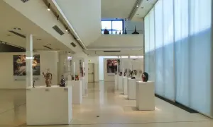 Galleria d'arte moderna a Faenza, cosa vedere: ceramiche e sculture in esposizione in un ambiente luminoso e minimalista.