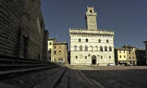 Piazza del Popolo a Montepulciano, con il Palazzo Comunale e la torre dell'orologio.
