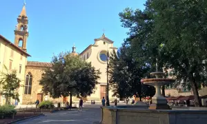Fontana in piazza Santo Spirito, Firenze, con la chiesa e il campanile sullo sfondo.