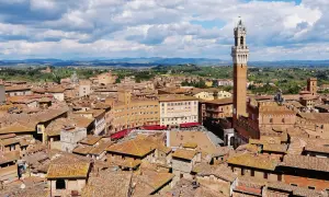 Vista aerea di Siena con la Torre del Mangia e Piazza del Campo, pronta per il Palio di Siena.