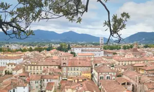 Panoramica di Lucca con tetti rossi e campanili, ideale per scoprire cosa vedere a Lucca in un giorno.