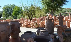 Vasta esposizione di terracotta a Impruneta, Firenze: vasi, statue e decorazioni da giardino sotto il sole toscano.