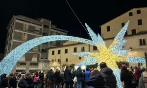 Luci natalizie scintillanti illuminano il poggibonsi markt, creando un'atmosfera magica tra la folla.
