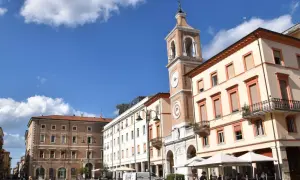 Piazza Cavour a Rimini, con la torre dell'orologio e i palazzi storici, un luogo da scoprire tra le cose da vedere a Rimini.