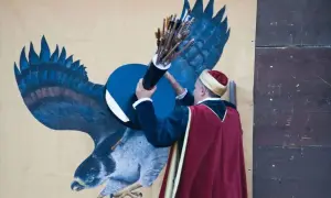 Uomo in abiti storici con faretra piena di frecce, pronto a colpire il bersaglio del balestro del girifalco.