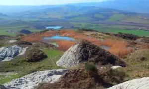 Paesaggio collinare con laghetti e canneti nella riserva naturale Pietraporciana.