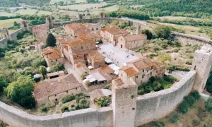 Vista aerea di Monteriggioni, un borgo medievale fortificato. Perfetto per scoprire cosa vedere a Monteriggioni, tra torri e mura imponenti.