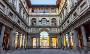 Cortile degli Uffizi, uno dei principali musei da vedere a Firenze. Architettura rinascimentale con statue e un arco che si apre sulla città.