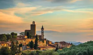 Borgo medievale al tramonto, con torri e case in pietra. Ecco cosa vedere a Vinci, un gioiello toscano tra ulivi secolari.