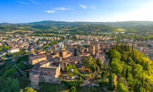 Vista aerea di Certaldo, con il borgo medievale in primo piano e il paese che si estende tra le colline toscane. Il mercato di Certaldo è un'attrazione da non perdere.