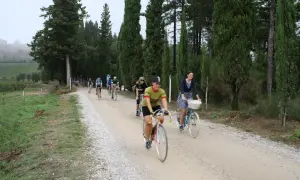 Ciclisti su strada sterrata, un'avventura eroica in bici 3 giorni tra cipressi e vigneti.