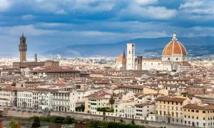 Un giorno a Firenze: vista panoramica della città con il Duomo, il Campanile di Giotto e Palazzo Vecchio sotto un cielo nuvoloso.