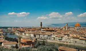 Panorama di Firenze con Ponte Vecchio e Duomo. Perfetta per gite di un giorno da Firenze, con il fiume Arno che scorre sereno.
