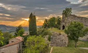 Antico rudere e casolare in pietra, tra i borghi da visitare vicino a Forlì, al tramonto.