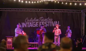Musicisti sul palco del Castiglion Fiorentino Vintage Festival, con un contrabbasso e una chitarra.