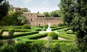 Giardini all'italiana a San Quirico d'Orcia cosa vedere: labirinti verdi, statue e un antico palazzo.