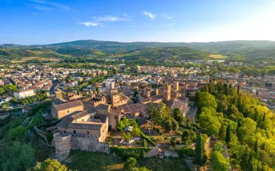 Vista aerea di Certaldo, con il borgo medievale in primo piano e il paese che si estende tra le colline toscane. Il mercato di Certaldo è un'attrazione da non perdere.