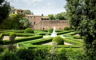 Giardini all'italiana a San Quirico d'Orcia cosa vedere: labirinti verdi, statue e un antico palazzo.