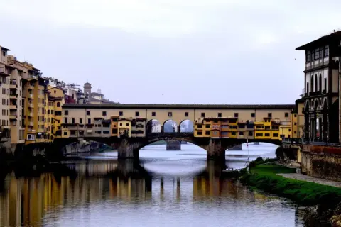 Il famoso ponte di Firenze, Ponte Vecchio, con le sue botteghe colorate che si specchiano sull'Arno.
