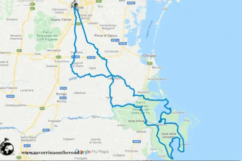 Mappa di un tour in moto nel Delta del Po, con itinerario blu che parte da Padova e attraversa la laguna e le isole.
