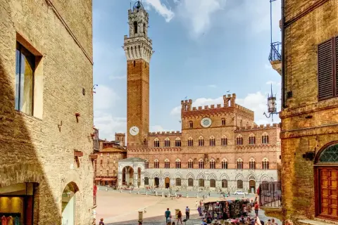 Piazza del Campo a Siena, con la Torre del Mangia e il Palazzo Pubblico, tra i più famosi monumenti italiani.