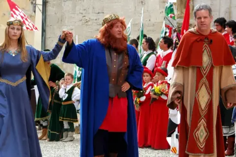 La dama blu e il Barbarossa a San Quirico, in un corteo storico.