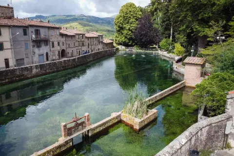 La peschiera di Santa Fiora, con le sue acque cristalline e gli edifici storici, incanta con la sua bellezza.