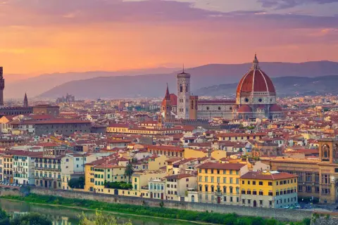 Un tramonto magico su Firenze, ideale per chi vuole visiter Florence. La cupola del Duomo domina la città.