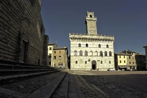 Piazza del Popolo a Montepulciano, con il Palazzo Comunale e la torre dell'orologio.