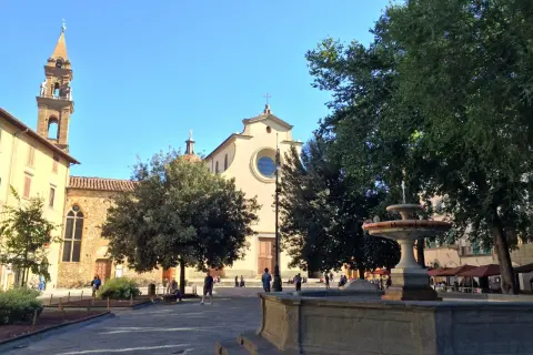Fontana in piazza Santo Spirito, Firenze, con la chiesa e il campanile sullo sfondo.