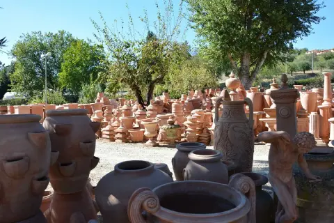 Vasta esposizione di terracotta a Impruneta, Firenze: vasi, statue e decorazioni da giardino sotto il sole toscano.