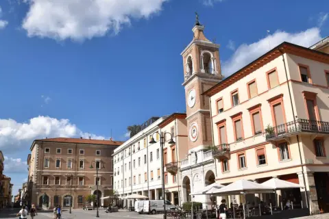 Piazza Cavour a Rimini, con la torre dell'orologio e i palazzi storici, un luogo da scoprire tra le cose da vedere a Rimini.