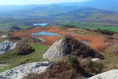 Paesaggio collinare con laghetti e canneti nella riserva naturale Pietraporciana.