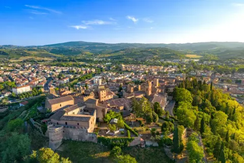 Vista aerea di Certaldo, con il borgo medievale in primo piano e il paese che si estende tra le colline toscane. Il mercato di Certaldo è un'attrazione da non perdere.