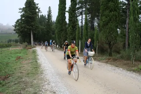 Ciclisti su strada sterrata, un'avventura eroica in bici 3 giorni tra cipressi e vigneti.