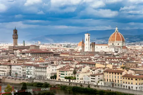 Un giorno a Firenze: vista panoramica della città con il Duomo, il Campanile di Giotto e Palazzo Vecchio sotto un cielo nuvoloso.