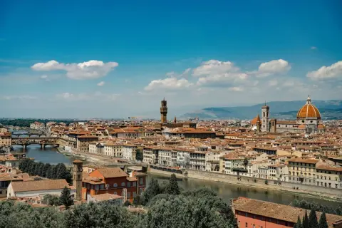 Panorama di Firenze con Ponte Vecchio e Duomo. Perfetta per gite di un giorno da Firenze, con il fiume Arno che scorre sereno.